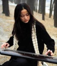 阿坝藏族羌族自治州古琴演奏家（巫娜）的演奏特点与风格